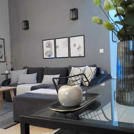 Apt22 Stylish Close Of Center